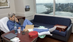   جان کری تصویری از خودش در بیمارستان را توییت کرد