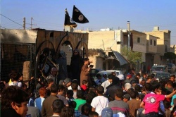 داعش کودکان را به اتهام روزه خواری به صلیب می کشد!