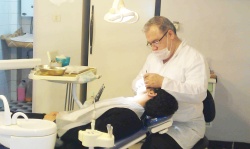 مسئول گروه جهادی راه خدا در خوزستان : اغلب مردم توان پرداخت هزينه هاي دندان پزشكي را ندارند