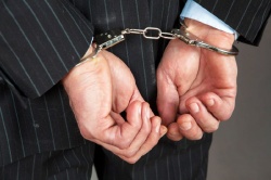 به اتهام تخلفات مالی ؛ یکی از مدیران دزفول بازداشت شد