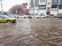 مركز خوزستان سیستم دفع فاضلاب ندارد ؛ باران اهواز را به استخر فاضلاب تبدیل کرد