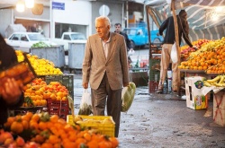 عضو کمیسیون صنایع و معادن مجلس : میوه از سبد غذایی بسياري از خانواده‌ها حذف شده است