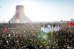 ميليون‌ها ايراني براي اداي احترام به سردار دل‌ها به خيابان آمدند ؛ باشكوه‌ترين وداع براي سرباز وطن