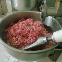 روزنامه نسیم خوزستان از پشت پرده فروش گوشت های مشکوک در بازارهای اهواز گزارش می دهد ؛ فروش ضایعات ممنوعه به نام گوشت چرخ کرده آماده و ارزان
