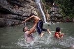 شنا و شیرجه در آبشار شیر آباد 