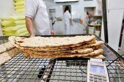مدیر توسعه بازرگانی جهاد كشاورزي خوزستان :  سهمیه آرد نانوایی هايي كه تراکنش کمتر از حد انتظار و غیر متعارف دارند قطع مي شود