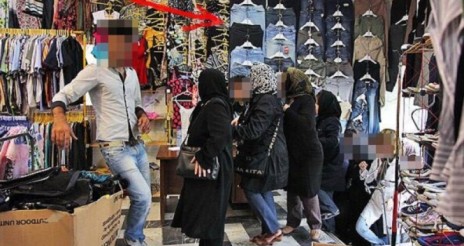 روزنامه نسیم خوزستان از تجاوز و بی حرمتی به عفت زنان توسط برخی اصناف گزارش می دهد ؛  فروش لباس خصوصی زنان توسط فروشندگان آقا ادامه دارد