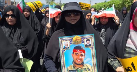 مادر شهید مدافع حرم رضا عادلی:   دشمن از اتحاد ملت به شدت می‌ترسد/ جانمان را فدای حضرت امام خامنه‌ای می‌کنیم